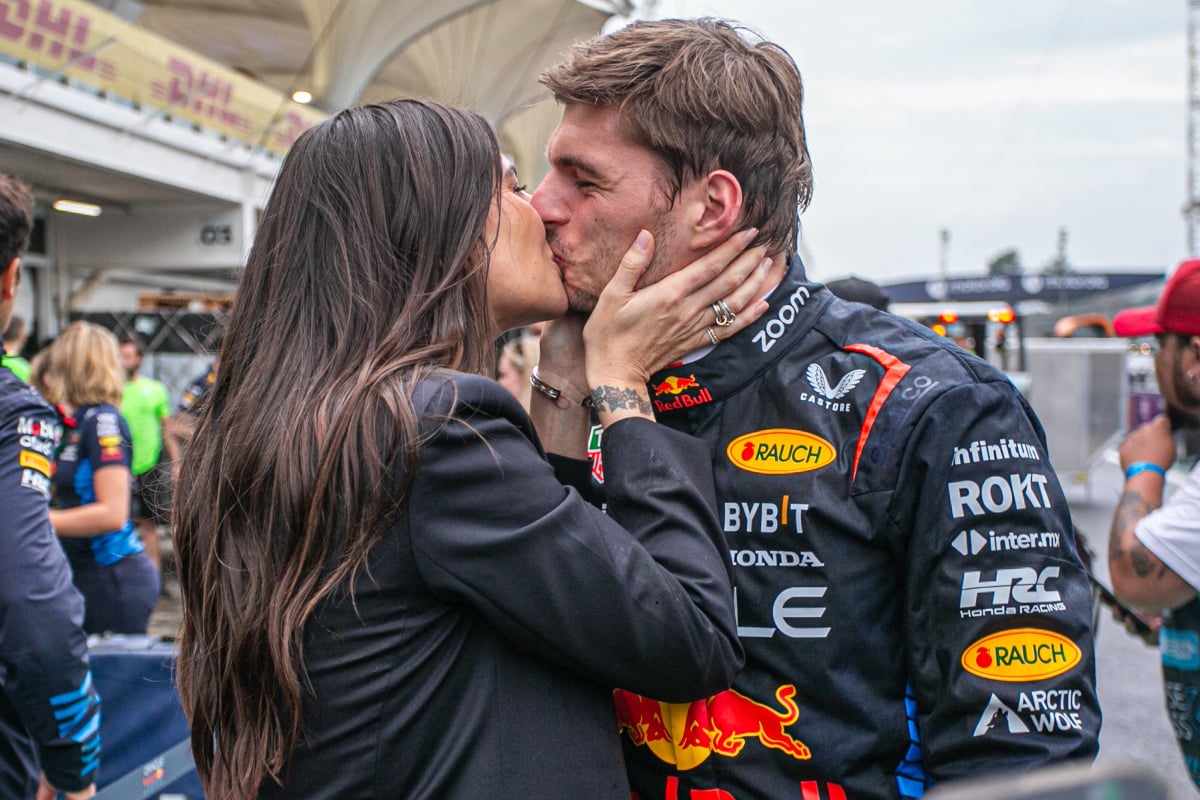 Kelly Piquet kissing Max Verstappen