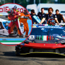 Le Mans-coureur gaat door het lint na crash en probeert rivaal te meppen
